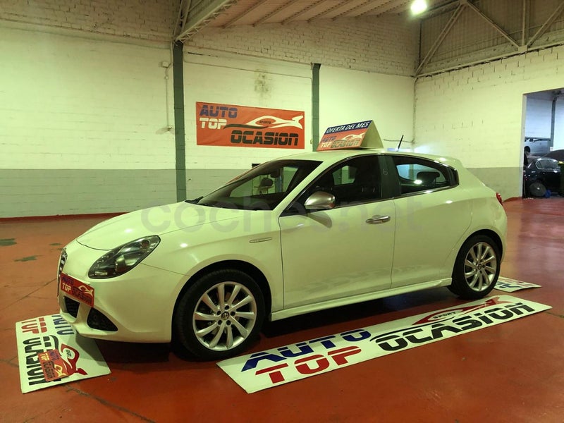 Alfa Romeo Giulietta 2011 — photo 2