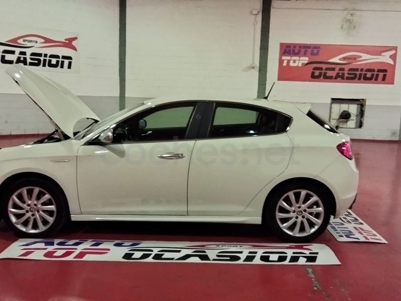 Alfa Romeo Giulietta 2011 — photo 4