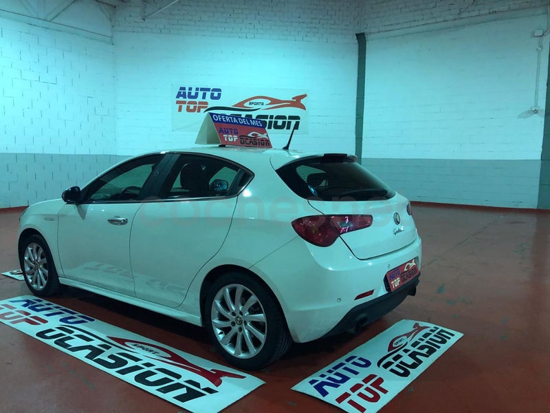 Alfa Romeo Giulietta 2011 — photo 6