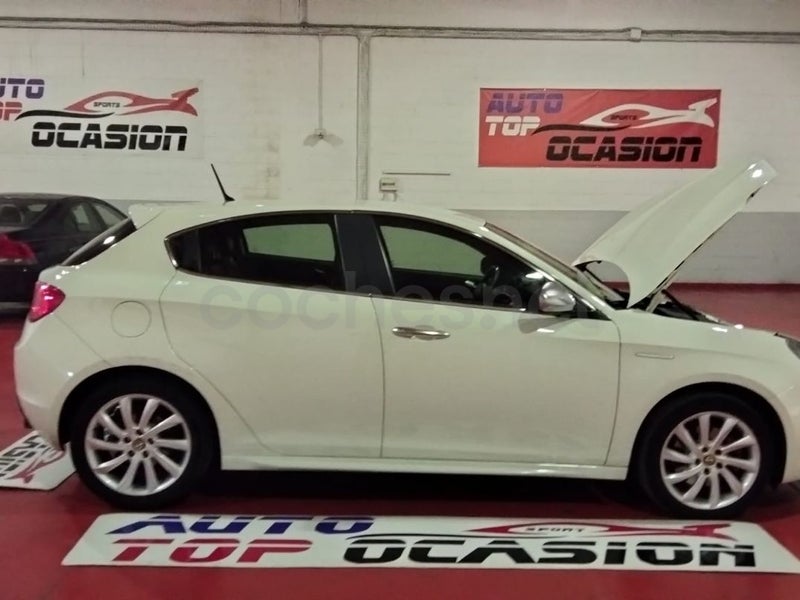 Alfa Romeo Giulietta 2011 — photo 7
