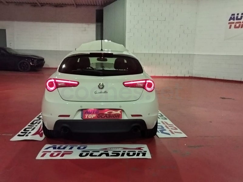 Alfa Romeo Giulietta 2011 — photo 8
