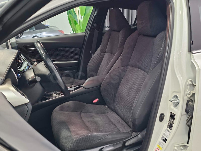 Toyota C-hr 2019 — photo 8