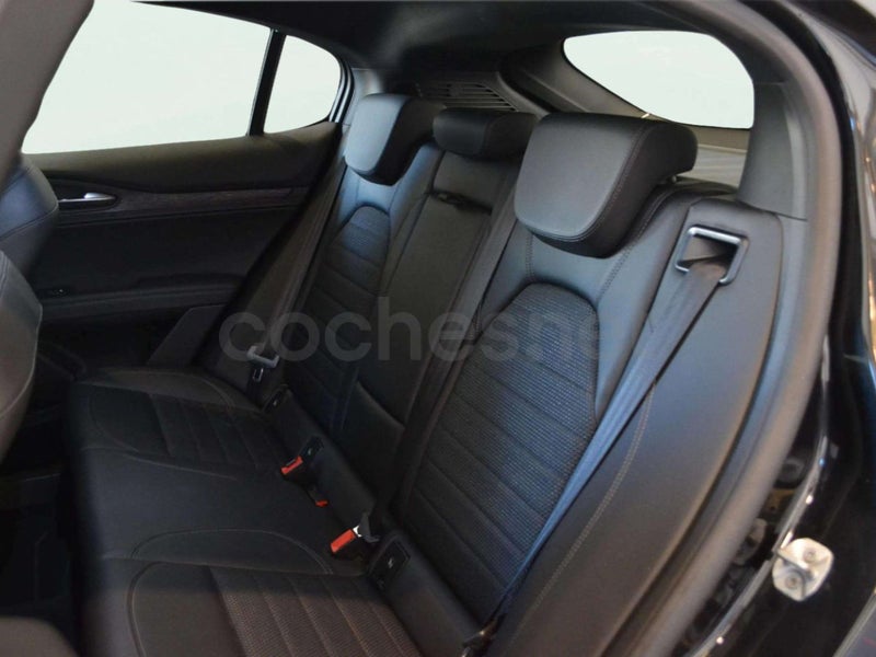 Alfa Romeo Stelvio 2023 — photo 8