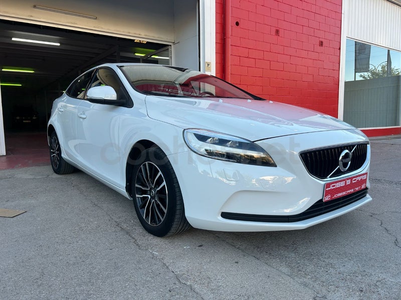 Volvo V40 2019 — photo 2