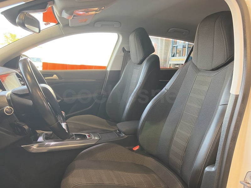 Peugeot 308 2019 — photo 8