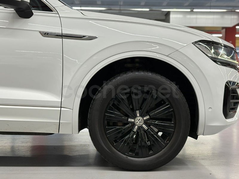 Volkswagen Touareg 2019 — photo 8