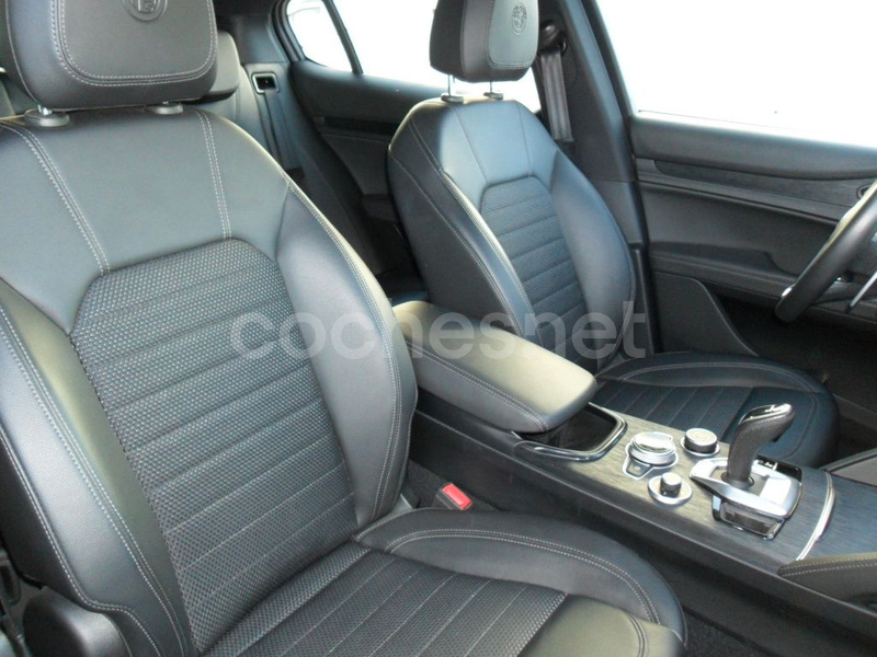 Alfa Romeo Stelvio 2023 — photo 8