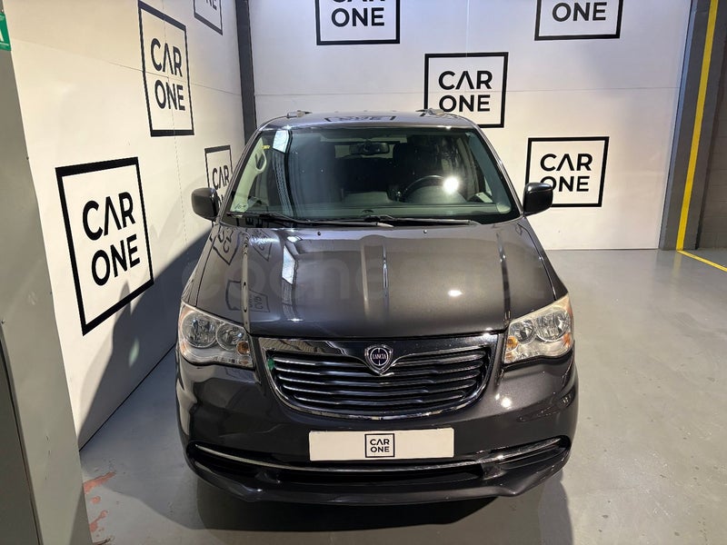 Lancia Voyager 2015 — photo 2