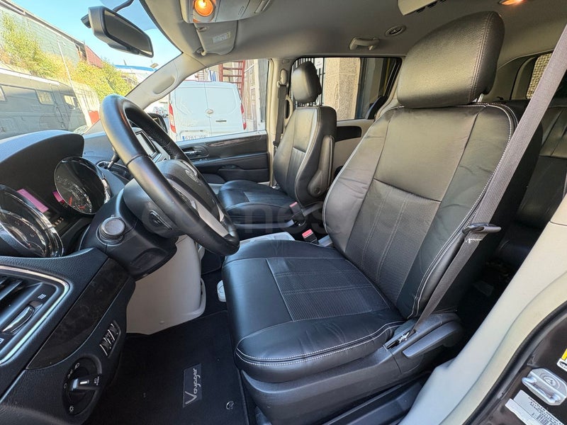 Lancia Voyager 2015 — photo 8