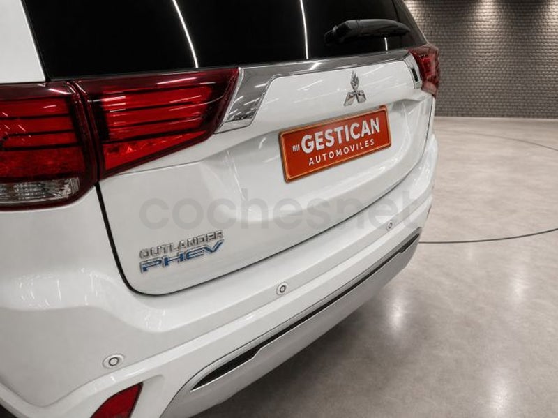 Mitsubishi Outlander 2021 — photo 8