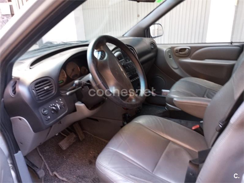 Chrysler Grand Voyager 2004 — photo 4