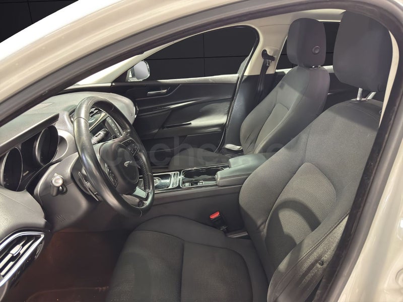 Jaguar Xe 2017 — photo 8