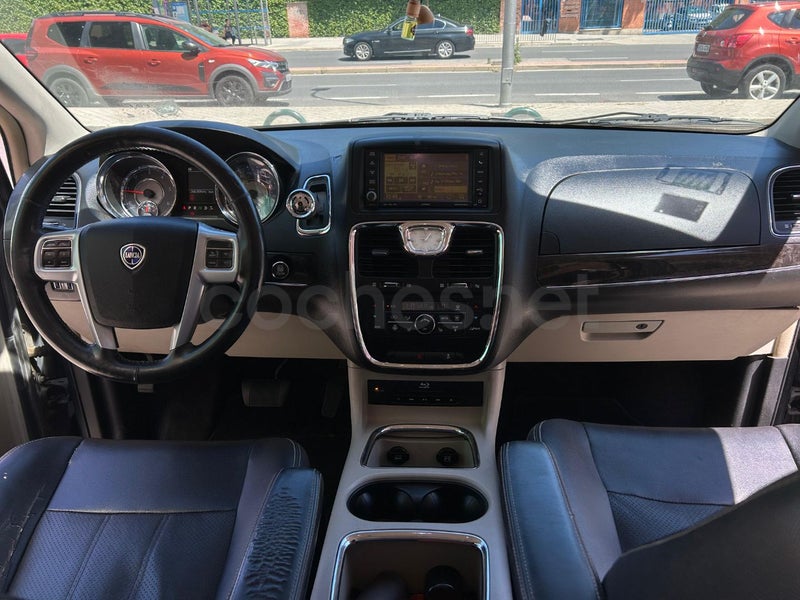 Lancia Voyager 2014 — photo 5