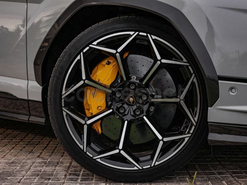 Lamborghini Urus 2023 — photo 2