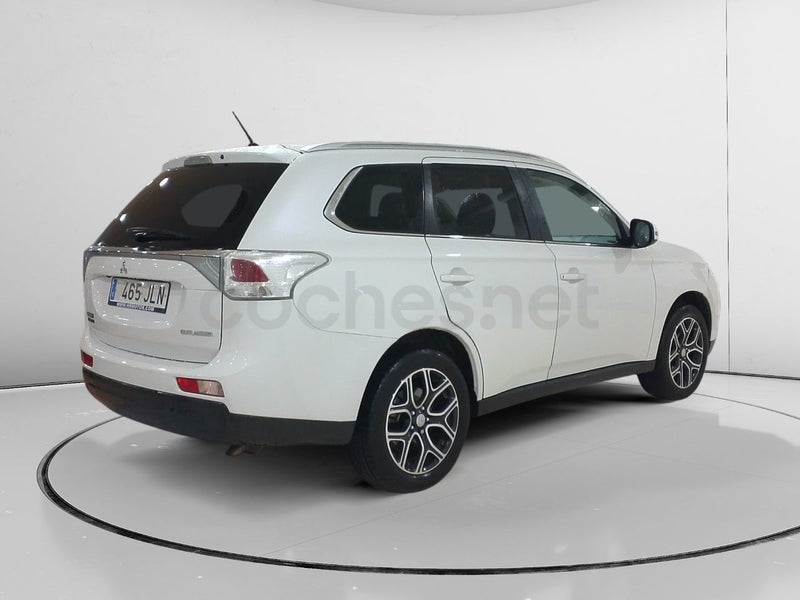 Mitsubishi Outlander 2016 — photo 2