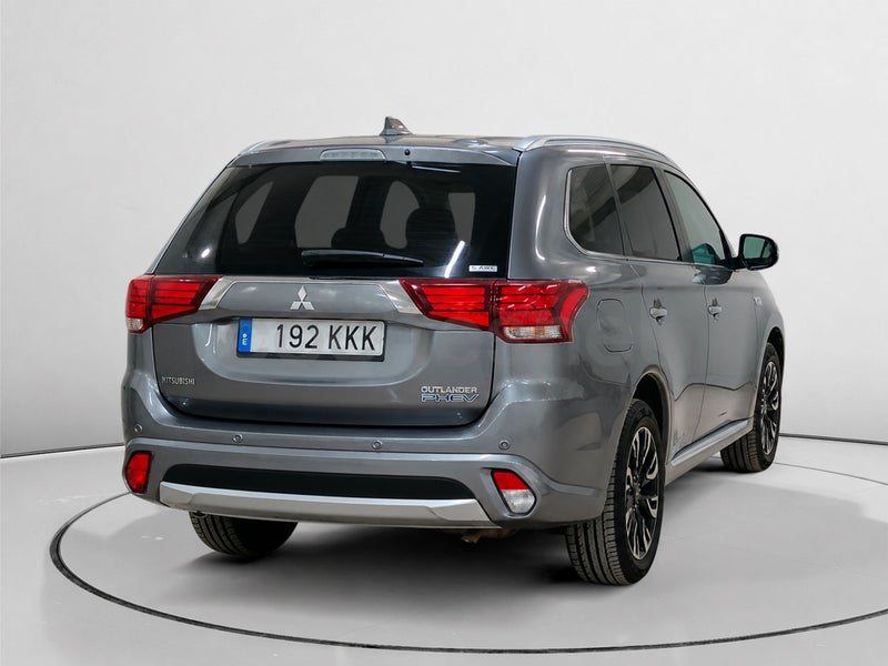 Mitsubishi Outlander 2018 — photo 2