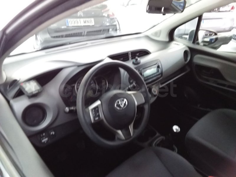 Toyota Yaris 2017 — photo 8