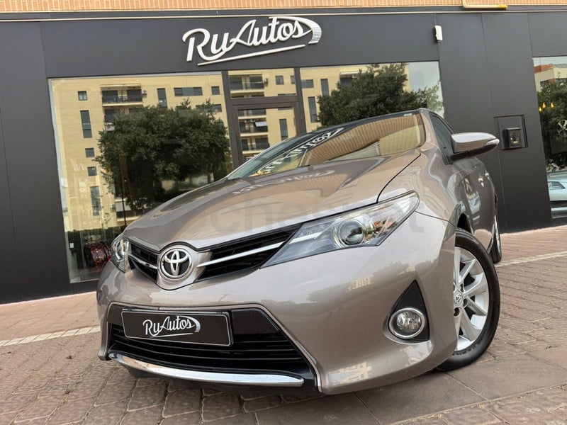 Toyota Auris 2013 — photo 2