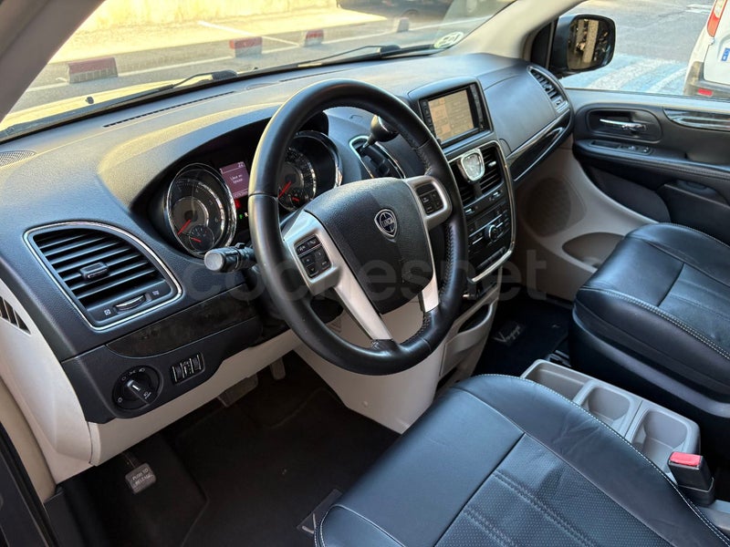 Lancia Voyager 2015 — photo 7