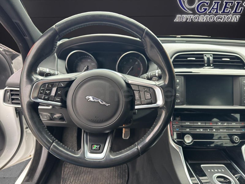 Jaguar Xe 2016 — photo 8